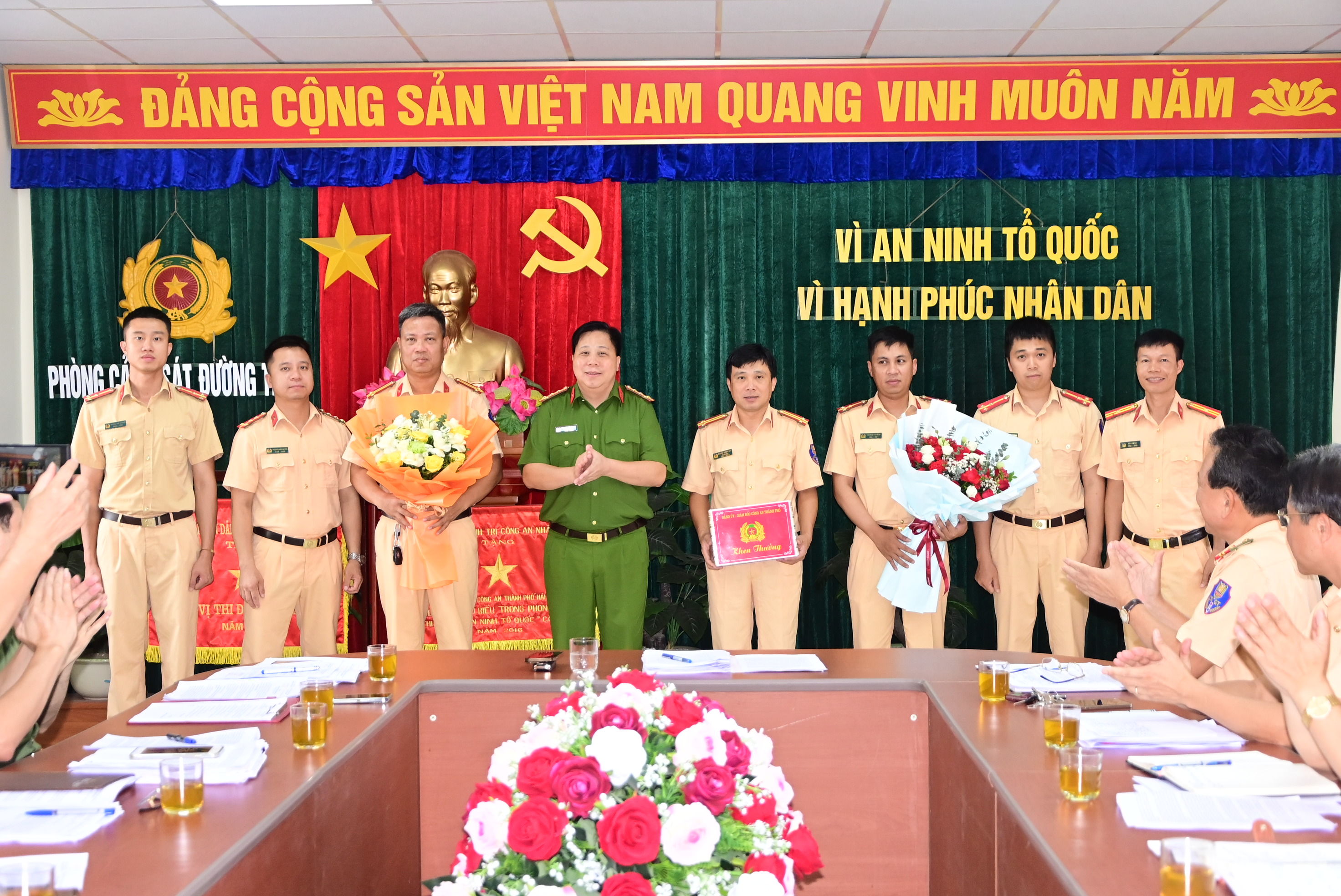 Khen thưởng Tổ công tác Phòng Cảnh sát đường thủy cứu thuyền viên tàu Thanh Liêm 09 bị nạn